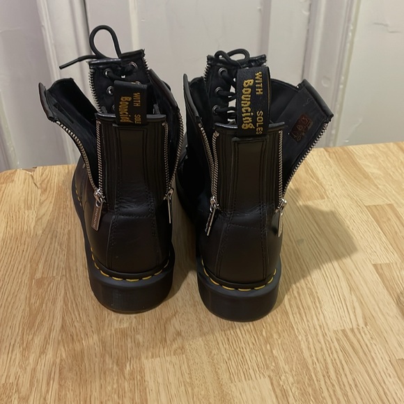 DOC MARTENS:Airwait leather Zip Unisex black boots.Size 9 Men ,Size 10 Ladies - Picture 4 of 7